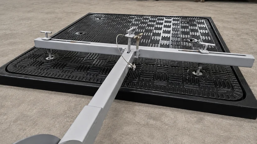 Cover-lifting trolley on a multiple cover